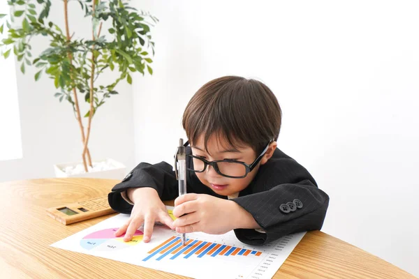 Malý Chlapec Studující Stolem Analyzující Grafy — Stock fotografie