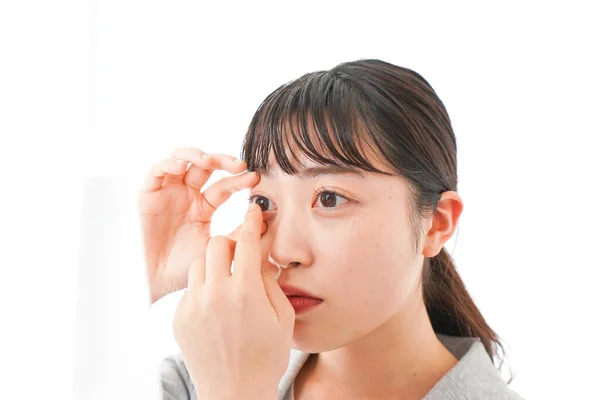 콘택트렌즈를 아시아인젊은 여자의 — 스톡 사진
