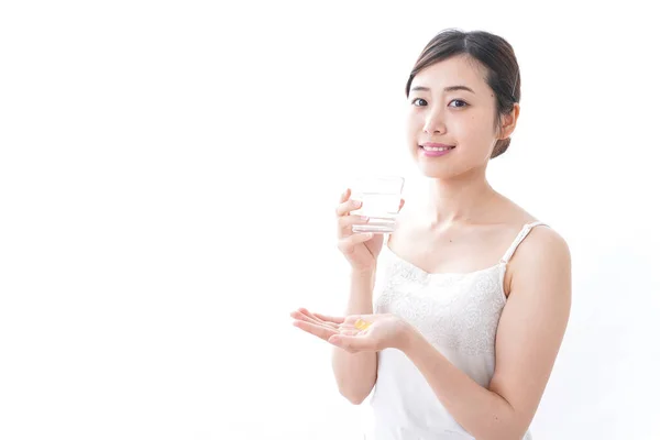 Jovem Mulher Asiática Tomando Pílulas Cápsulas Isoladas Fundo Branco — Fotografia de Stock