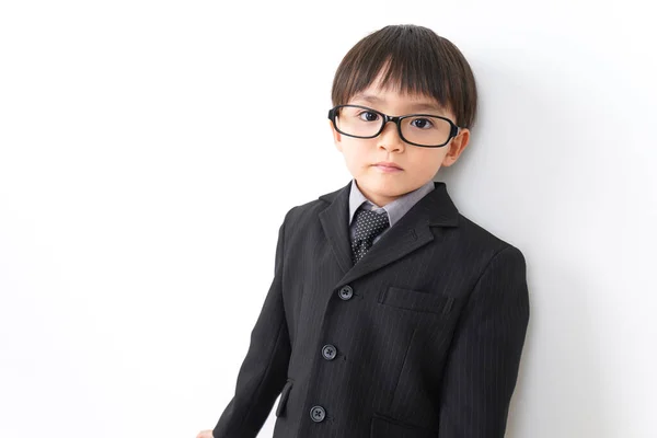 Menino Vestindo Terno Óculos Posando Estúdio Fundo Branco — Fotografia de Stock