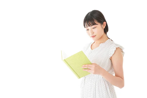 Retrato Mujer Joven Asiática Leyendo Libro Aislado Sobre Fondo Blanco — Foto de Stock