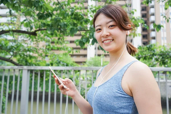 Portret Van Sportieve Aziatische Vrouw Luisteren Naar Muziek Joggen Zomer — Stockfoto