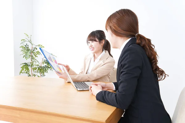 Two Young Asian Businesswomen Discussing Work Office — Stock Photo, Image