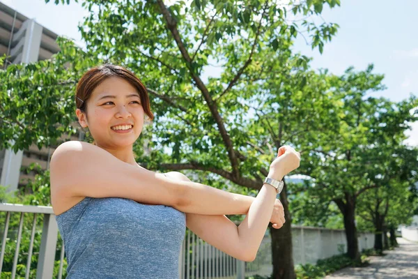 Portret Van Sportieve Aziatische Vrouw Stretching Voor Joggen Zomer Park — Stockfoto