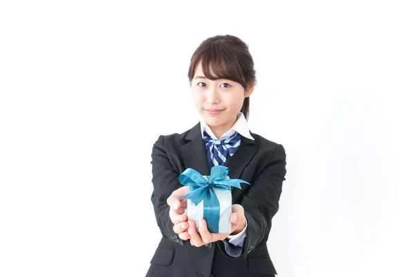 Retrato Asiático Jovem Empresária Segurando Embrulhado Caixa Presente Com Fita — Fotografia de Stock