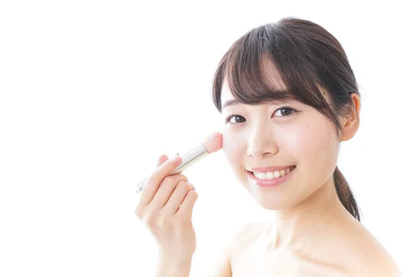 Retrato Asiático Jovem Mulher Aplicando Blush Com Pincel Maquiagem Isolado — Fotografia de Stock