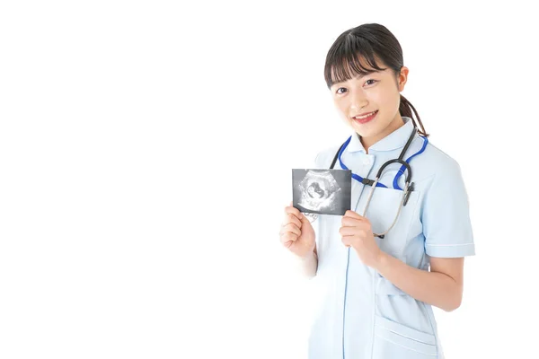 Jovem Asiático Feminino Médico Mostrando Ultra Som Imagem Bebê Isolado — Fotografia de Stock