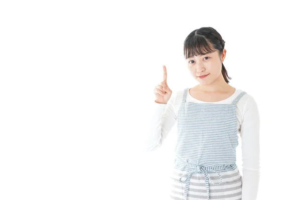 亚洲年轻女子的肖像 手指向上 与白色背景隔离 — 图库照片