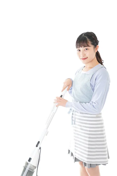 白い背景で隔離された掃除機を持つアジアの女性 — ストック写真