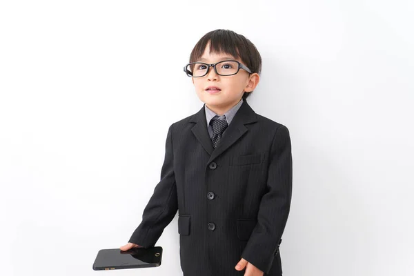 Mały Chłopiec Garniturze Okularach Pozowanie Studio Białym Tle — Zdjęcie stockowe