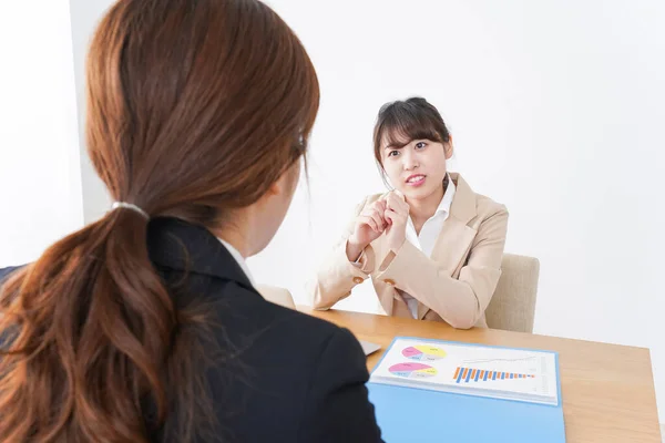 Duas Jovens Empresárias Asiáticas Discutindo Trabalho Escritório — Fotografia de Stock