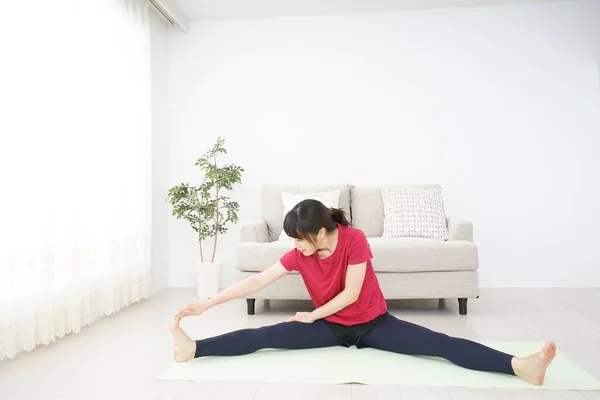 Retrato Deportivo Asiático Mujer Estiramiento Casa — Foto de Stock