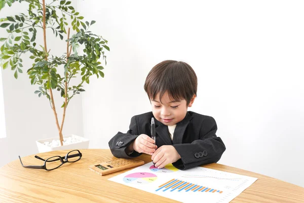 Menino Estudando Sentado Mesa Analisando Gráficos — Fotografia de Stock