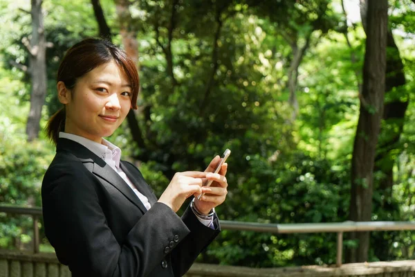 Portret Van Aziatische Zakenvrouw Met Behulp Van Mobiele Telefoon Het — Stockfoto