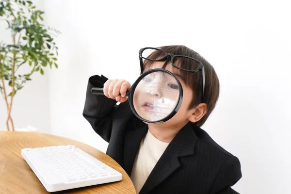 Niño Pequeño Estudiando Usando Sobremesa Magnificando Vidrio — Foto de Stock