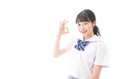 Beyaz arka planda, okul üniformalı Asyalı genç bir kadının portresi.