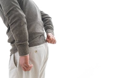 Sırt ağrısı çeken yaşlı bir adam.