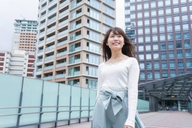 Modern şehirde güzel bir Asyalı kadının portresi.