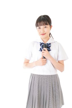 Beyaz arka planda mikrofonu olan genç bir iş kadını.