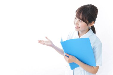 Dosyası beyaz arka planda izole edilmiş Asyalı iş kadını