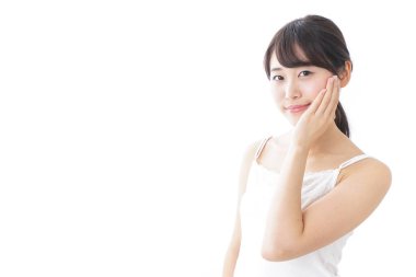 Asyalı genç bir kadının portresi beyaz arka planda izole edilmiş.