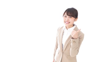 Asyalı iş kadını beyaz arka planda izole edilmiş baş parmak hareketi sergiliyor