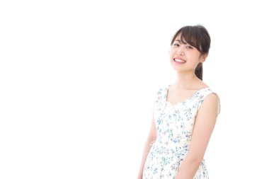 Beyaz arka planda izole edilmiş güzel bir Asyalı kadının portresi.