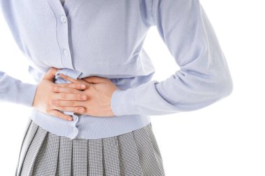 Beyaz arka planda karın ağrısı çeken bir kadın.