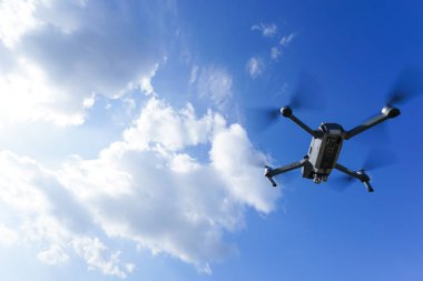 Mavi gökyüzüne karşı uçan dron
