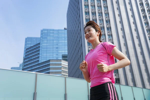 Retrato Mujer Asiática Deportista Corriendo Ciudad —  Fotos de Stock