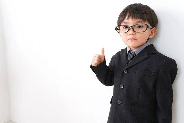 Kleiner Junge Mit Anzug Und Brille Posiert Studio Auf Weißem — Stockfoto