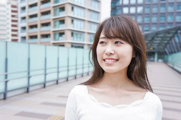 Portret Van Een Mooie Aziatische Vrouw Moderne Stad — Stockfoto