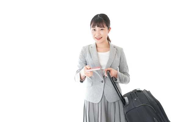 白い背景で隔離されたスーツケースとパスポートを持つアジアの若い女性 旅行の概念 — ストック写真