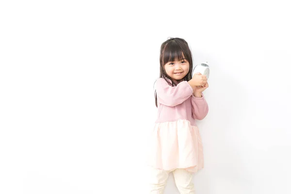 Маленька Дівчинка Тримає Будильник — стокове фото