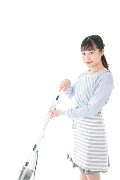 白い背景で隔離された掃除機を持つアジアの女性 — ストック写真
