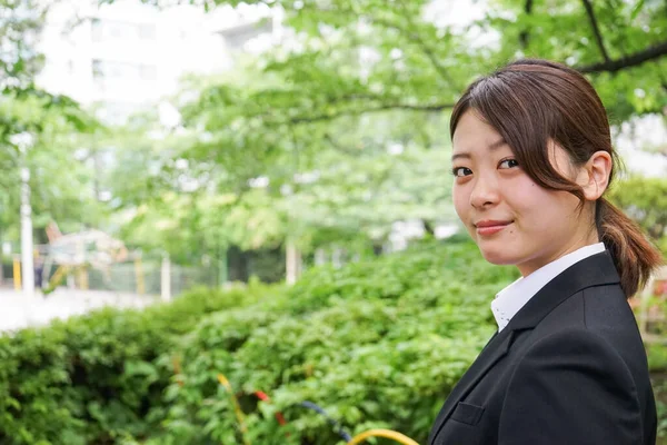 Portret Van Aziatische Zakenvrouw Park — Stockfoto