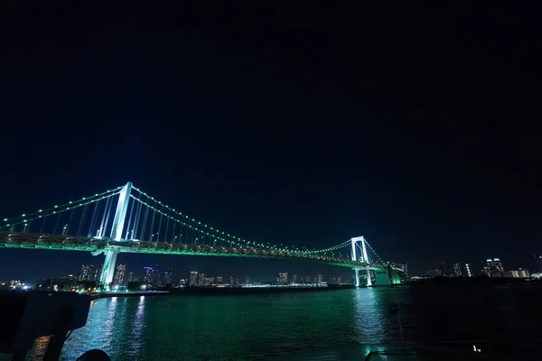 夜は橋がライトアップされた東京シティスカイライン — ストック写真