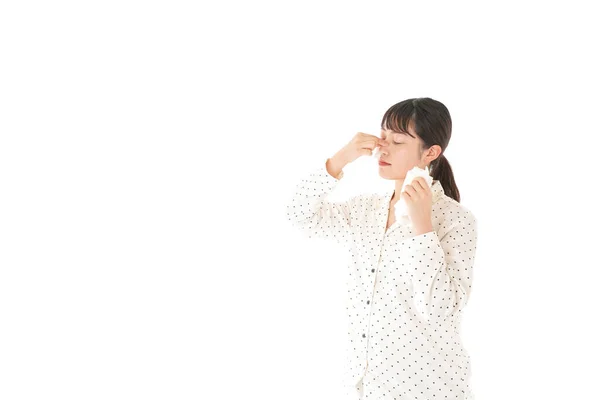 身穿睡衣 身披白色背景流感的亚洲年轻女性 — 图库照片