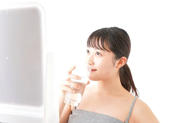 Porträt Einer Jungen Frau Die Wasser Trinkt Isoliert Auf Weißem — Stockfoto