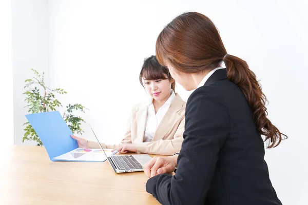 Zwei Junge Asiatische Geschäftsfrauen Über Arbeit Büro — Stockfoto