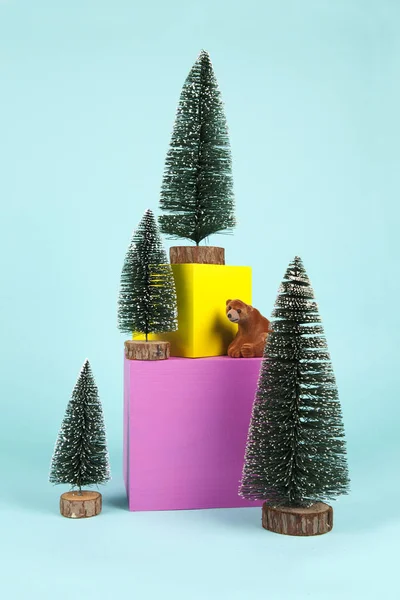 Minimální medvěd, vánoční stromky a kostky — Stock fotografie