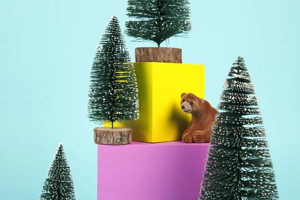 Minimaler Bär, Weihnachtsbäume und Würfel — Stockfoto