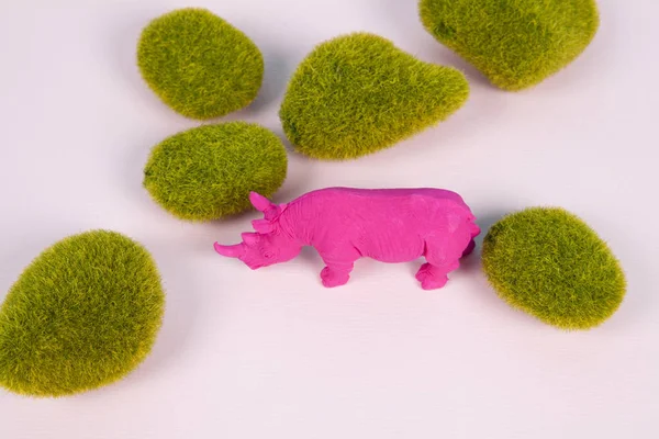 Μια Ροζ Φούξια Ρινόκερος Ανάμεσα Βρύα Πετρώματα Ροζ Φόντο Ποπ — Φωτογραφία Αρχείου