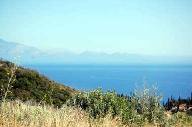 arka planda denizin pitoresk bir glade