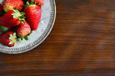 ' de bir tabloda bir tabak taze çilek