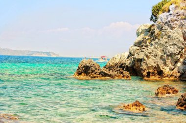 parlak bir günde bir kayanın üzerinde deniz manzarası