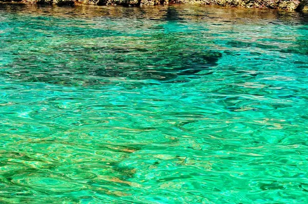 Texture Acqua Mare Sullo Sfondo Della Roccia — Foto Stock