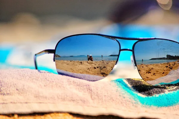 Okulary Przeciwsłoneczne Ręczniku Plaży — Zdjęcie stockowe