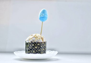 Paskalya yumurtası ve beyaz arka plan üzerinde cupcake