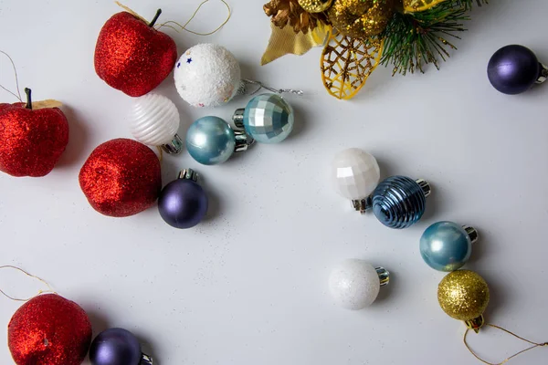 Juguetes de Navidad xmax multicolor sobre un fondo gris — Foto de Stock
